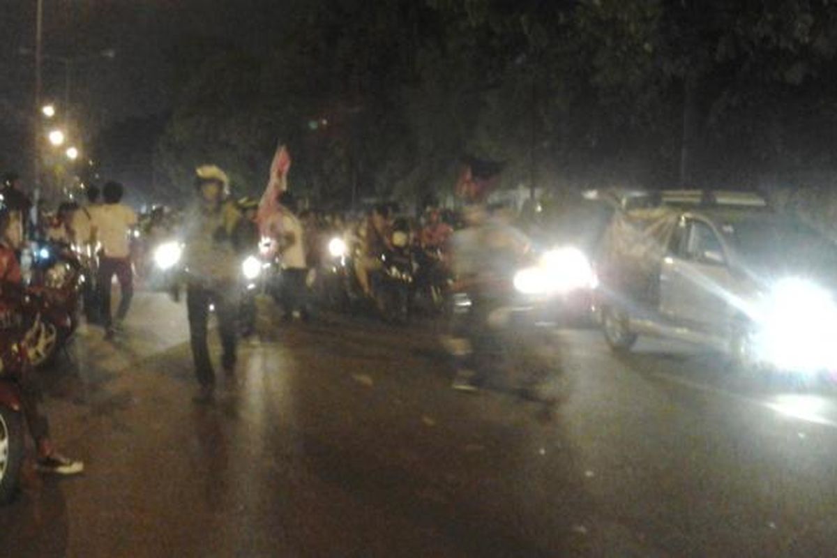 Ratusan remaja Jakarta tampak memenuhi jalan Penjernihan untuk melakukan  sahur on the road pada Minggu (20/7/2014) dini hari.