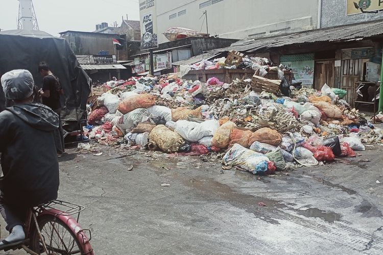 Selasa (29/8/2023) Tumpukan Sampah di Pasar Sayati, Kecamatan Margahayu, Kabupaten Bandung, Jawa Barat sudah 10 hari tidak diangkut lantaran pengelolaan sampah mengalami hambatan akibat kebakaran TPA Sarimukti