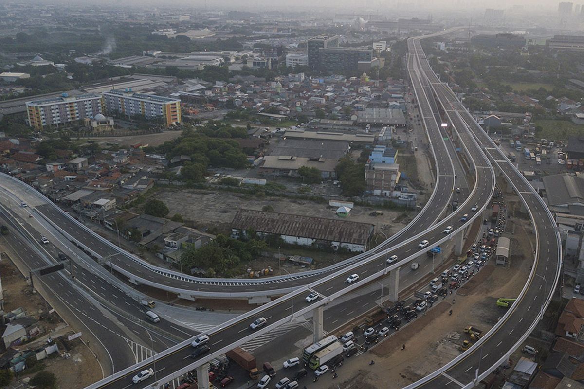 Foto udara memperlihatkan sejumlah kendaraan melintas di Jalan Tol Pulo Gebang-Kelapa Gading yang sedang diuji coba secara gratis, di Cakung, Jakarta, Senin (23/8/2021). Jalan tol sepanjang 9,3 kilometer yang baru diresmikan oleh Presiden Jokowi itu merupakan bagian dari jalan tol lingkar dalam dan lingkar luar Jakarta Outer Ring Road (JORR).