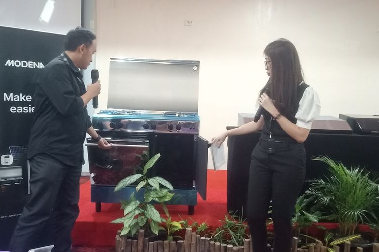 Branch Manager Modena Sumatera Bagian Tengah, Albertus Sapta memperkenalkan kompor gas freestanding kepada konsumen, Selasa (11/4/2023)