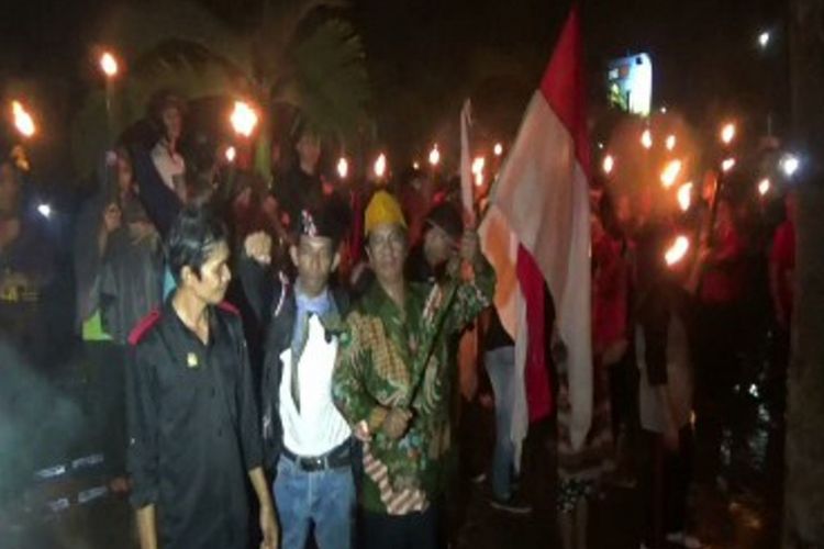 Ratusan warga Polman, Sulawesi Barat, menyambut hari pahlawan dengan menggelar Pawai Obor sambil berjalan kaki dari kantor lurah Polewali hingga ke taman makam pahlawan bambu runcing Polewali mandar, Kamis (9/11) malam.