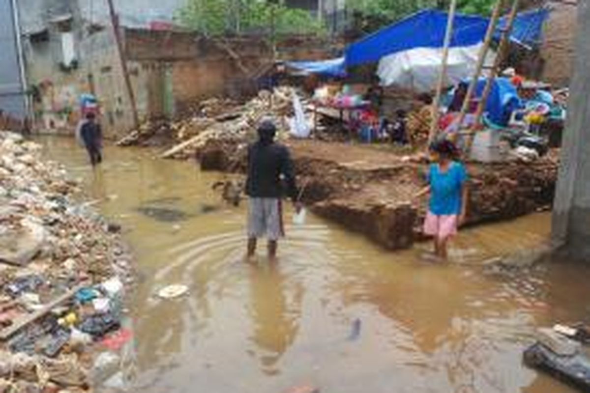 Banjir genangi kawasan Kampung Pulo, Jatinegara, Jakarta Timur. Senin (9/11/2015)