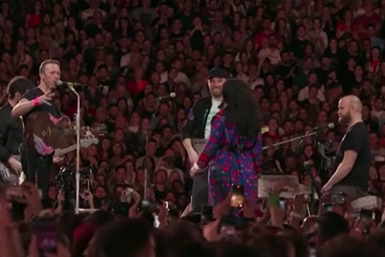 Tangkap layar video Coldplay menampilkan lagu protes Iran - yang telah dilarang oleh pemerintah Iran - selama pertunjukan Buenos Aires yang terjual habis untuk mendukung para pengunjuk rasa.