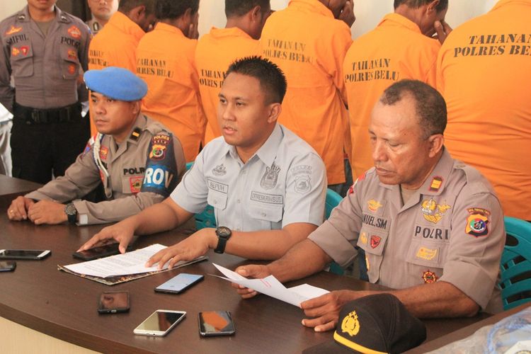 Aparat Kepolisian Resor Belu saat menggelar jumpa pers di Mapolres Belu, NTT. Para pelaku berdiri dan mengenakan pakaian orange