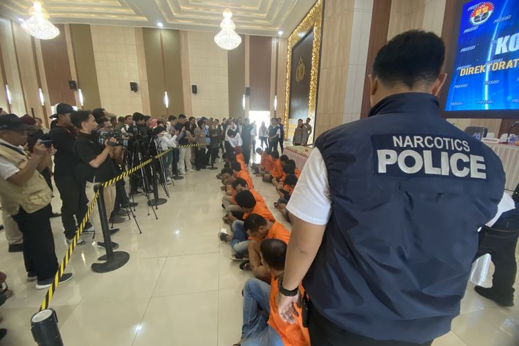 Para tersangka dari dua sindikat narkoba asal Malaysia yang ditangkap Polda Lampung, Rabu (6/3/2024).