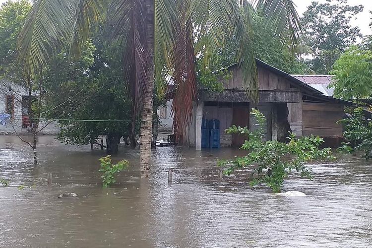 Banjir merendam rumah-rumah warga di sejumlah desa di Kecamatan Amahai, Kabupaten Maluku Tengah, setelah hujan deras mengguyur wilayah tersebut, Kamis (28/7/2022)