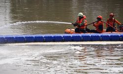 Busa Kembali Muncul, DLH DKI Siram Mikroba ke Sungai BKT