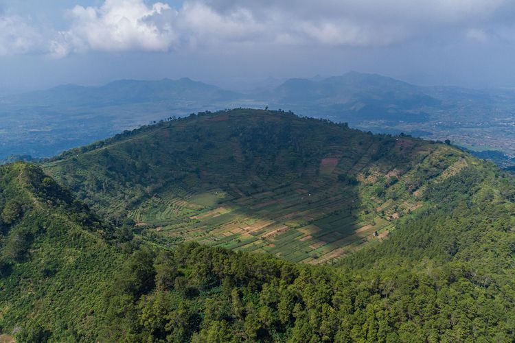 Gunung Blego dengan telaga tanpa air di puncaknya.