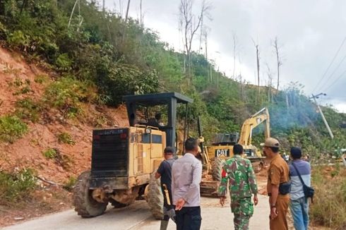 Tebing Longsor Tutup Jalan Lintas Riau-Sumbar di Rokan Hulu
