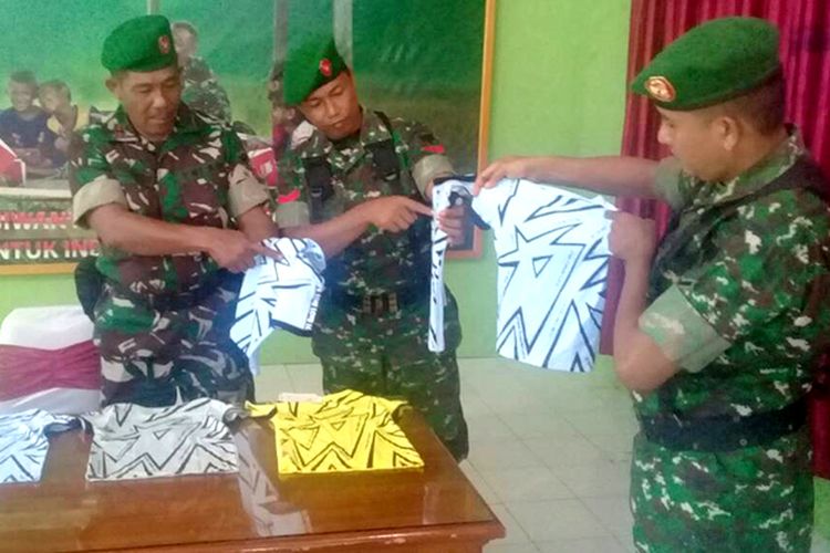 Prajurit TNI dari Kodim 0116 Nagan Raya, meperlihatkan kaos bertuliskan I love to PKI yang diamankan dari warga, Selasa (23/05/17)