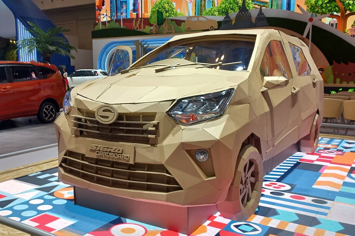 Karya seni Daihatsu Sigra Cardboard di GIIAS 2024