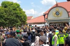 Grebeg Syawal Kembali Digelar, Warga Antusias Berebut Isi Gunungan