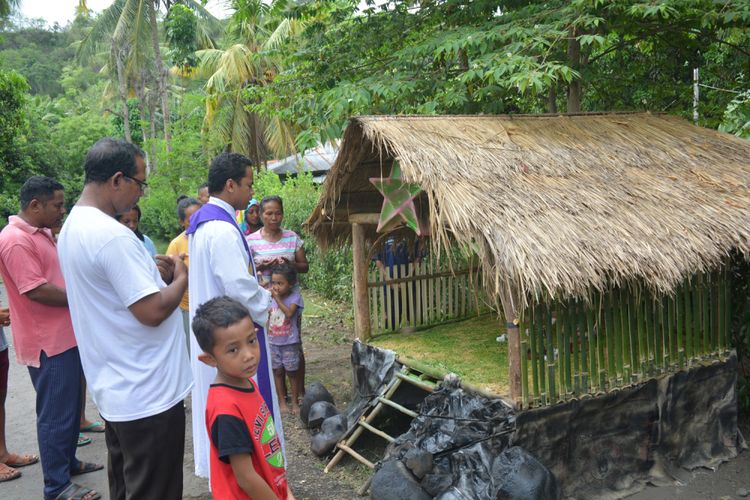 Kandang Natal dengan bentuk rumah panggung di Komunitas Umat Basis (KUB) Gerejani Keselamatan Orang Sakit di Paroki Santo Arnoldus dan Josef Waelengga, Keuskupan Ruteng, Flores, NTT, Minggu (23/12/2018). (KOMPAS.com/Markus Makur)