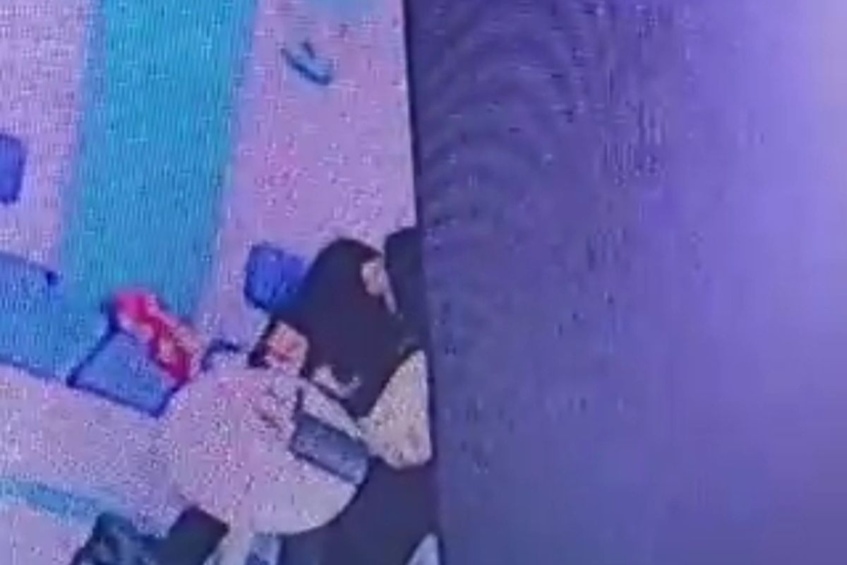 Tangkapan layar rekaman CCTV menunjukkan pasangan muda mudi di Kota Malang, Jawa Timur nekat bertindak asusila saat sedang memadu kasih di salah satu kedai es krim di Jalan Gajayana, Kecamatan Lowokwaru.