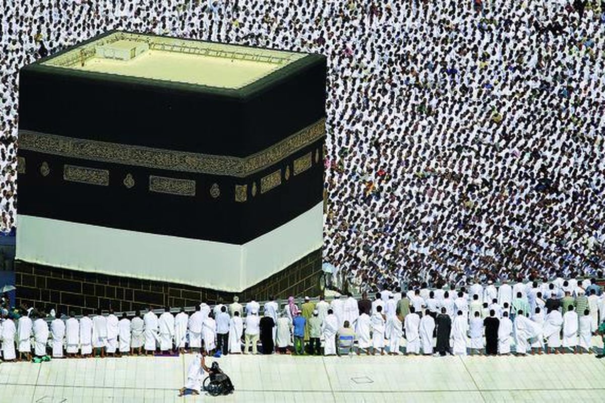 Jemaah haji melaksanakan shalat Jumat (4/11) di Masjidil Haram, Mekkah, Arab Saudi. Pada Sabtu ini, jemaah haji akan melaksanakan wukuf di Padang Arafah.