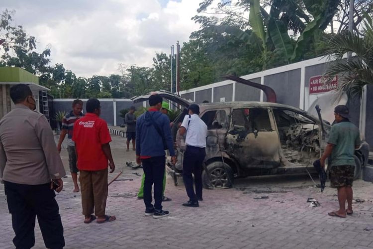 Proses pemadaman Mobil Toyota Avansa milik Rabawi, yang terbakar di SPBU Desa Purworejo, Kecamatan Padangan, Kabupatwn Bojonegoro, Jawa Timur.