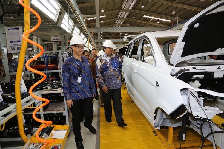 Menteri Perindustrian Airlangga Hartarto (kanan) meresmikan pabrik PT Sokonindo Automobile di Cikande, Banten, Selasa (28/11/2017).