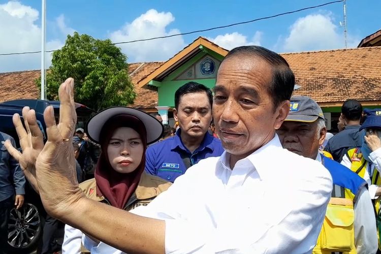 BANJIR DEMAK: Presiden Joko Widodo, usai mengunjungi korban banjir Demak di Pos pengungsian SMK Ganesha, Kecamatan Gajah, Jumat (22/3/2024).