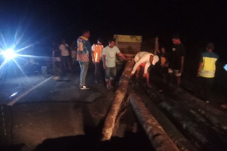 Petugas Balai Pelaksana Jalan dan Jembatan (BPJN) Wikayah Maluku saat memperbaiki oprit jembatan Kawanua yang terputus Kamis (23/5/2024)