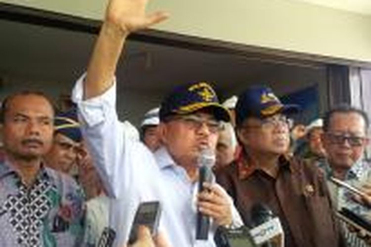 Wakil Presiden Jusuf Kalla saat mengunjungi proyek Kalibaru di Tanjung Priuk, Jakarta, Senin (1/6/2015)