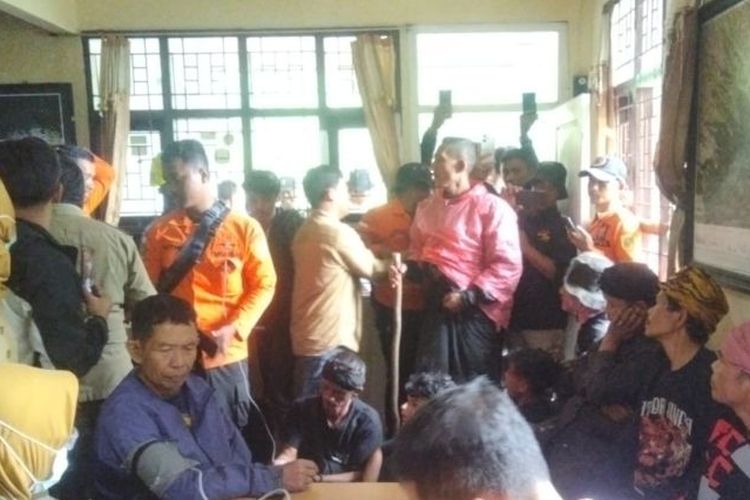 Sekitar 13 orang warga berhasil dievakuasi dari jalur pendakian Gunung Pangrango setelah sempat dilaporkan hilang di kawasan taman nasional saat melakukan ziarah kubur, Senin (29/1/2024).
