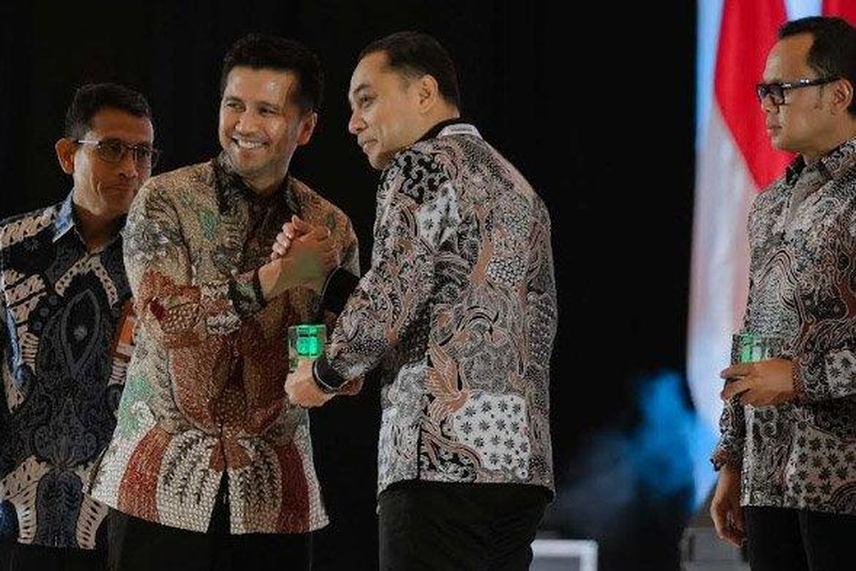 Wakil Menteri Dalam Negeri (Wamendagri) Bima Arya Sugiarto bersama Wali Kota Surabaya, Eri Cahyadi dan Wakil Gubernur Jawa Timur, Emil Elestianto Dardak membuka Musyawarah Nasional (Munas) VII Asosiasi Pemerintah Kota Seluruh Indonesia (Apeksi) di Surabaya, Kamis (8/5/2025). 