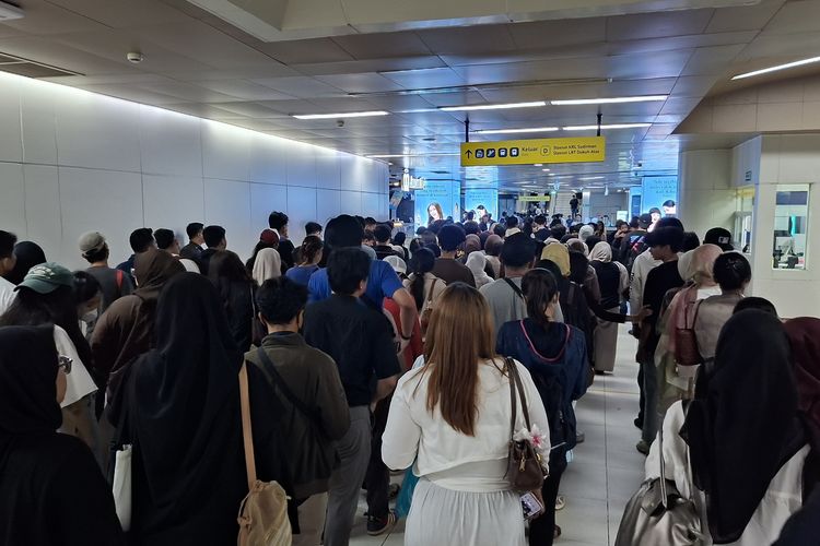 Stasiun MRT Dukuh Atas Dipadati Warga Usai HUT Jakarta, Antrean Mengular 100 Meter