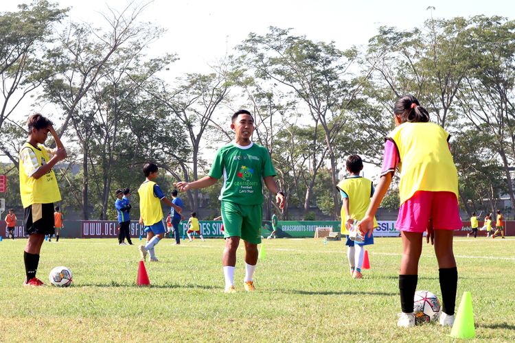 Pelatih muda Rendi Irwan membri instruksi kepada peserta AFC Grassroots Football menerima bola dari Federasi Australia yang digelar di Lapangan Akademi Deltras Siwalanpanji Sidoarjo, Jawa Timur, Minggu (21/5/2023) pagi.