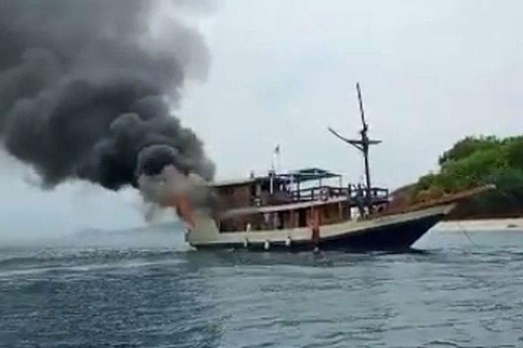 Satu unit Kapal Wisata jenis Phinisi di Labuan Bajo, Kabupaten Manggarai Barat, NTT, terbakar api Senin (16/1/2023).