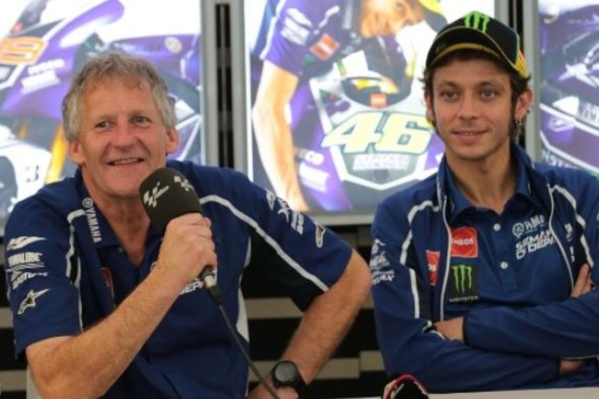 Kepala mekanik Yamaha, Jeremy Burgess (kiri) memberikan keterangan pers didampingi Valentino Rossi pada GP Valencia, Jumat (8/11/2013).