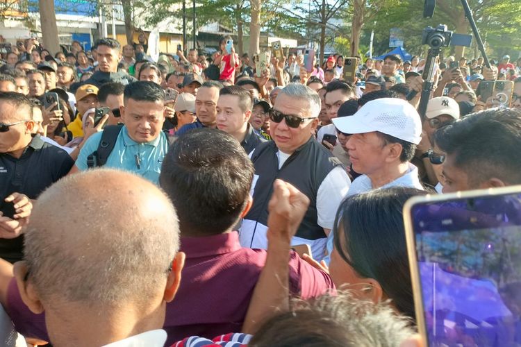 Demi Lihat Jokowi di CFD Kupang, Warga Rela Panjat Pohon