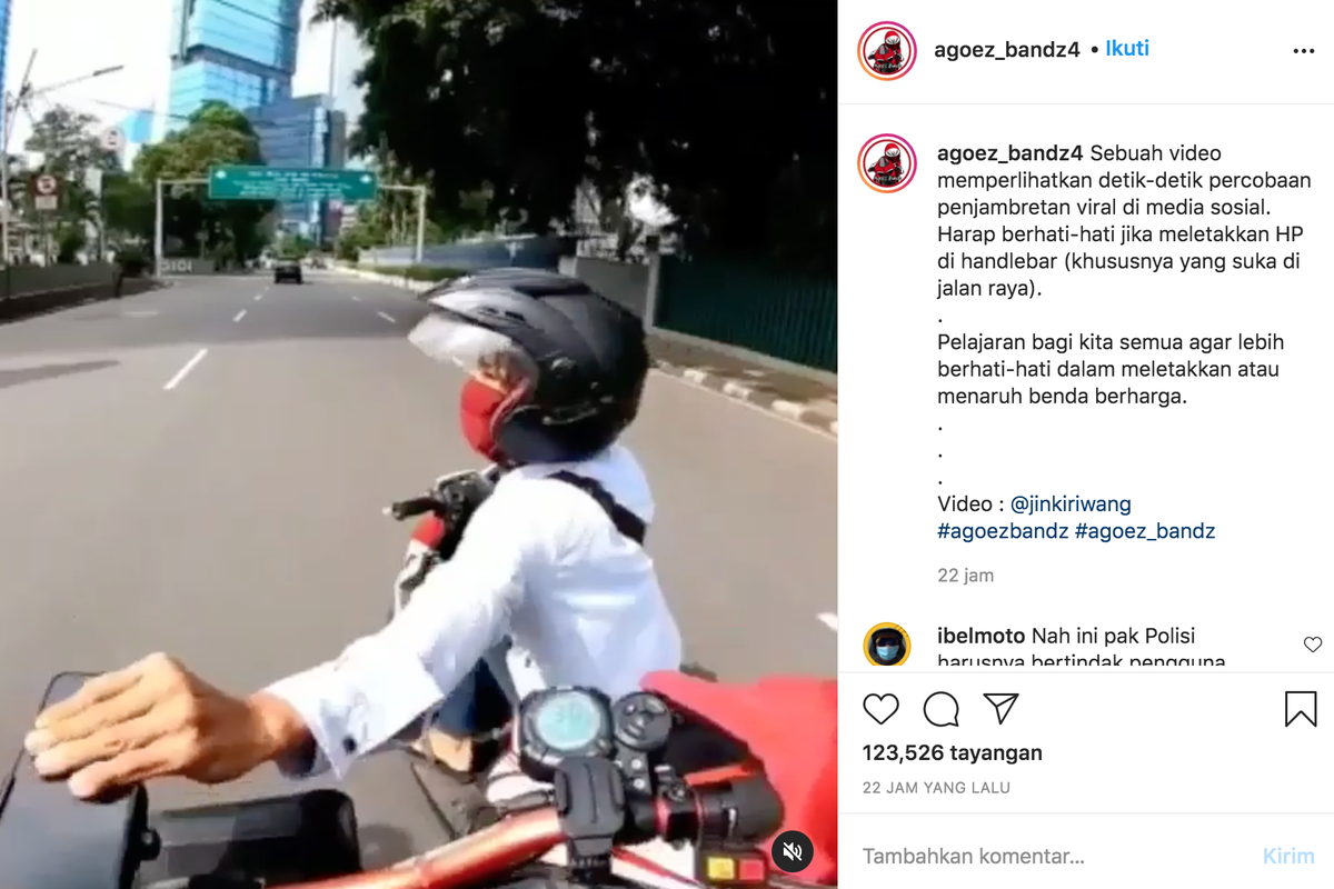 pengemudi motor yang mencoba menjambret pengguna e-scooter
