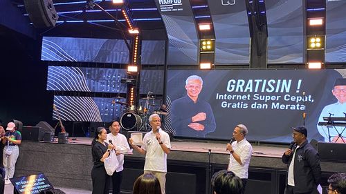 Ganjar Tanya ke Anak Muda: Mau Internet Gratis atau Makan Siang Gratis? 