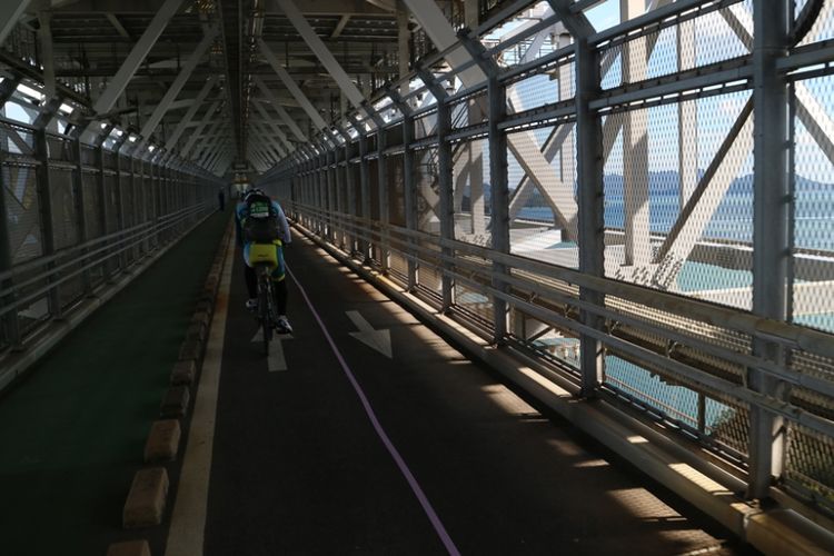 Salah satu jembatan di jalur Shimanami Kaido, Jepang. Jalur khusus sepeda itu berada di bawah jalur kendaraan bermotor