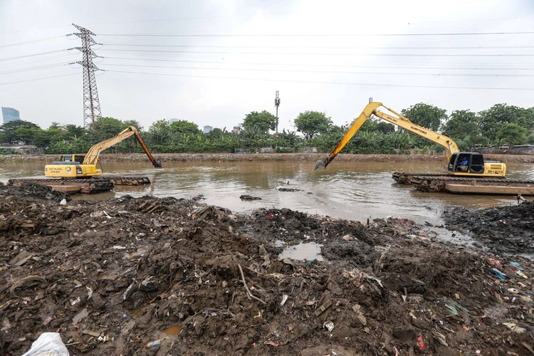 Petugas Dinas Sumber Daya Air DKI Jakarta melakukan pengerukan endapan lumpur di Banjir Kanal Barat, Jakarta Pusat, Senin (1/11/2021). Kegiatan yang menjadi bagian program Gerebek Lumpur ini untuk mengatisipasi luapan air sungai saat musim hujan.