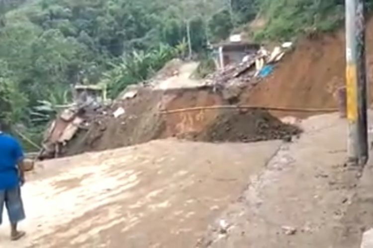 Bencana tanah Longsor terjadi di jalan trans Sulawesi Palopo-Toraja, Sulawesi Selatan, Jumat  (26/06/2020) Sore.