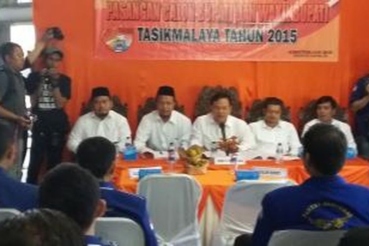 Para komisioner KPU Kabupaten Tasikmalaya sedang memberikan keterangan Pers terkait calon tunggal di Pilkada Tasikmalaya.
