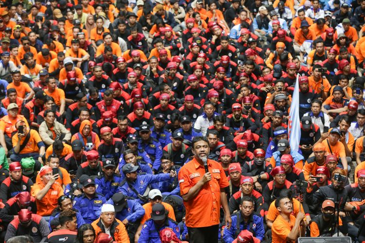 Presiden Partai Buruh Said Iqbal memberikan orasi saat May Day Fiesta dalam rangka memperingati Hari Buruh Internasional di Istora Senayan Jakarta, Senin (1/5/2023). Ribuan buruh turun ke jalan menyampaikan aspirasinya.