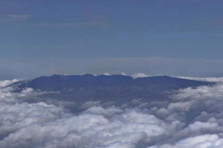 Kaldera Gunung Tambora di Dompu, Nusa Tenggara Barat, terlihat saat penerbangan dari Bima menuju Lombok, 28 Agustus 2014. Gunung Tambora meletus dahsyat pada 10 April 1815 menyisakan kaldera seluas 7 kilometer dengan kedalaman 1 kilometer.