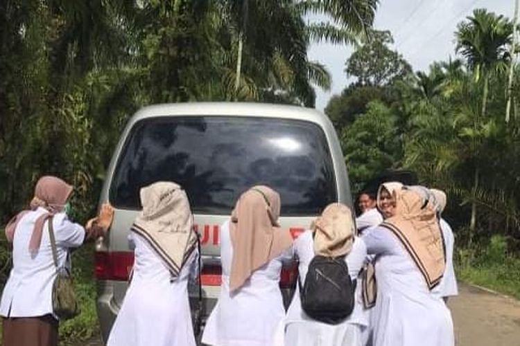 Petugas Puskesmas Geureudong Pase, Aceh Utara, mendorong mobil ambulans yang mogok di Geureudong Pase, Kecamatan Geureudong Pase, Aceh Utara, Selasa (25/1/2022).