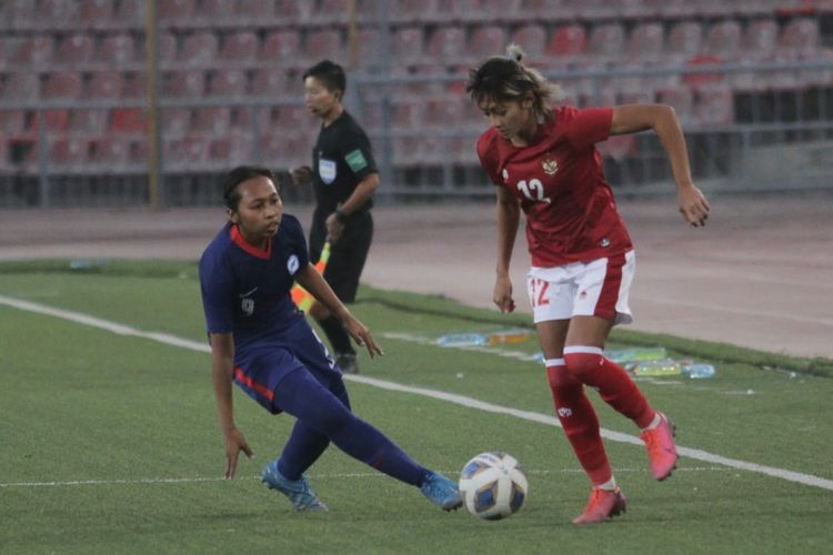 Penyerang timnas putri Indonesia, Zahra Muzdalifah, beraksi dalam laga Kualifikasi Piala Asia Wanita 2022 kontra Singapura di Stadion Republican Central, Dushanbe, Tajikistan, Senin (27/9/2021).