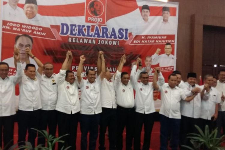 Kepala daerah di Riau saat melakukan deklarasi dukungannya kepada jokowi bersama projo Riau