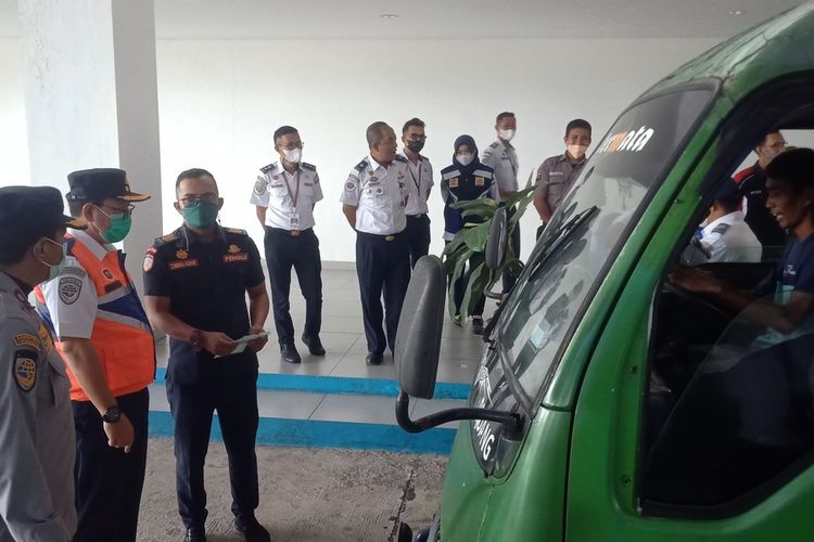Petugas BPTD Sumbar memeriksa bus yang masuk ke terminal Anak Air, Padang, Senin (25/4/2022)
