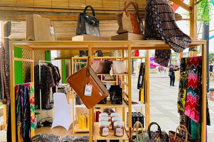 Sejumlah produk UMKM binaan PT Hutama Karya yang dipamerkan dalam Rumah BUMN SME?s HUB rangkaian dari Side Event KTT Asean 2023 yang diadakan selama lima hari mulai 9 hingga 13 Mei 2023 di Marina Waterfront, Labuan Bajo, Nusa Tenggara Timur (NTT).