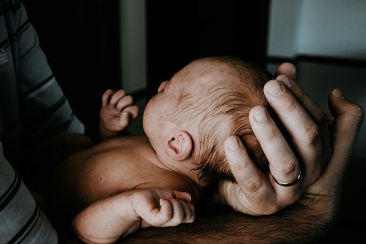 Berkaca dari Erika Carlina dan DJ Bravy, kapan sebaiknya anak diberi tahu bahwa ayahnya bukan ayah kandung? Ini jawaban psikolog.