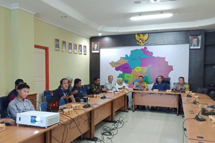 Ketua KPU Sumsel Asphani dan Kapolda Sumsel Irjen Pol Zulkarnain Adinegara saat memberikan keterangan pers, Jumat (29/6/2018)