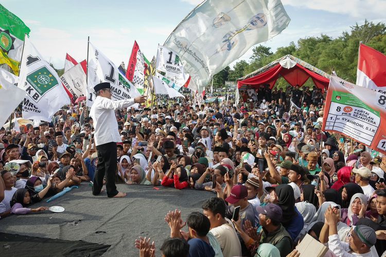 Cawapres nomor urut 1 Muhaimin Iskandar (baju putih di atas panggung) saat kampanye Istighosah Kemenangan Amin (Anies-Muhaimin) di Taman Kirana Kecamatan Solear Kabupaten Tangerang, Jumat (2/2/2024)
