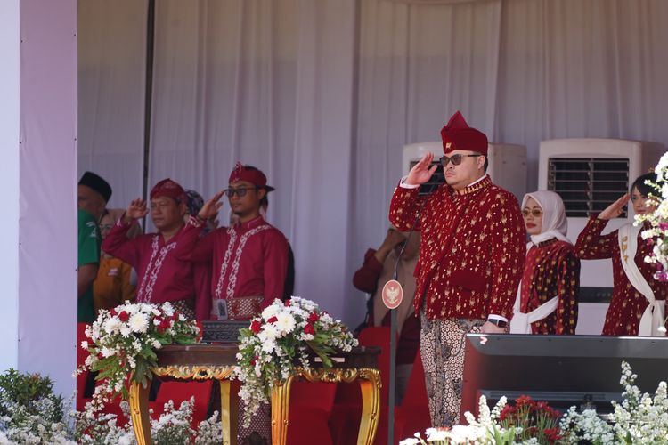 Bupati Kediri Hanindhito Himawan Pramana atau Mas Dhito saat memimpin upacara peringatan Hari Ulang Tahun (HUT) ke-79 Republik Indonesia (RI) di Stadion Canda Bhirawa, Pare, Sabtu (17/8/2024) pagi.