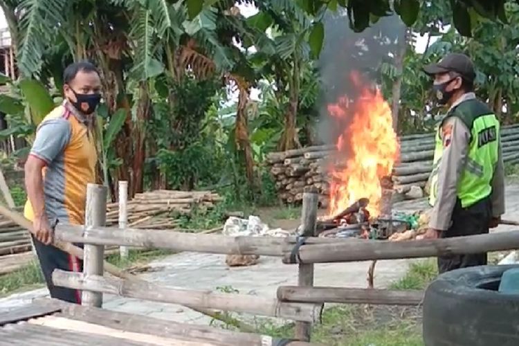 Massa membakar motor pencuri kotak amal di Masjid Jami Desa Kalirejo, Kecamatan Undaan, Kabupaten Kudus, Jawa Tengah, Jumat (4/12/2020).