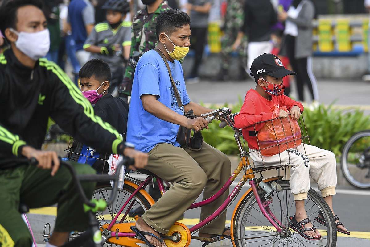 Warga mengayuh sepedanya saat melintas di kawasan bundarah Hotel Indonesia Jakarta, Minggu (28/6/2020). Meskipun Pemprov DKI Jakarta meniadakan kegiatan Hari Bebas Kendaraan Bermotor (HBKB) atau Car Free Day (CFD) di kawasan Jalan Sudirman-Thamrin, namun ribuan warga tetap berolah raga di kawasan tersebut.